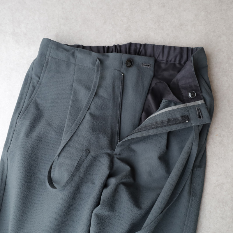 comm.arch. Easy Trouser Crepe Weave Sucker Trousers Dk. Gray Moss 