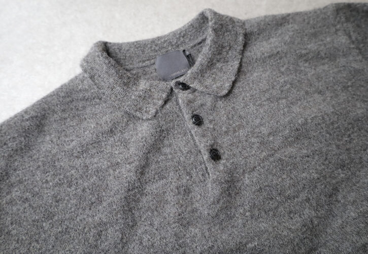 かなり久しぶりのニットポロです。